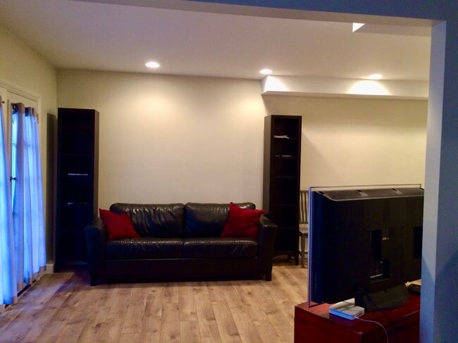 Building Photo - 7506 Hampton Ave Unit 1