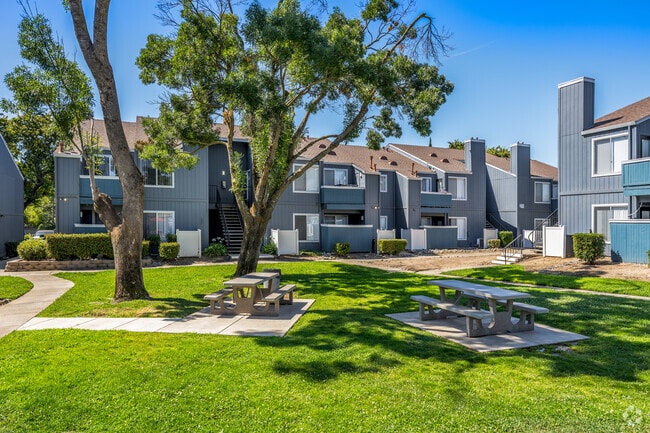 Courtyard - Sierra Ridge