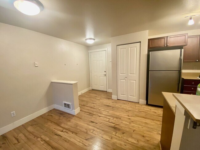 Photo - Windsor Court Condominiums ~ Lower Queen Anne Unit 108