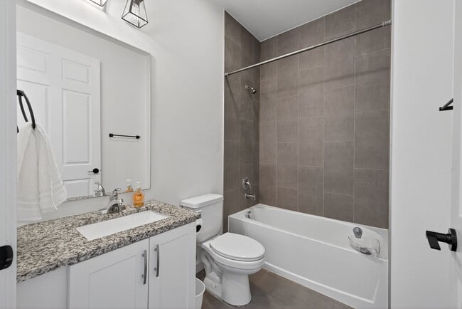 Photo - 918 Embers Pkwy W