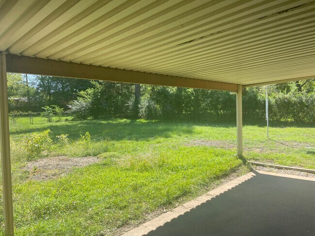 Photo - 3/2/2 SHISD Fenced Yard and Pet Friendly