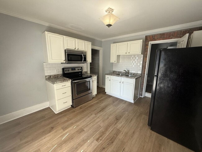 Building Photo - Two bedroom available for a move in right ... Unit 1006 Runnion Ave Apt.201 Fort Wayne, IN 46808