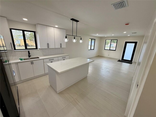 Building Photo - 800 Jann Ave