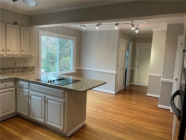 Photo - 119 Woodlawn Dr NE