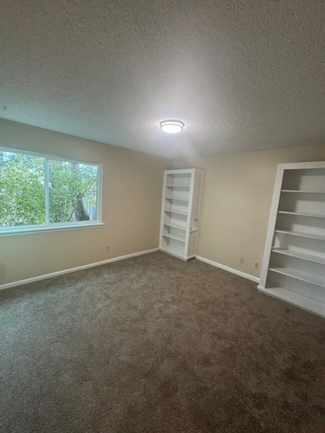 Building Photo - ONE BEDROOM IN GUNBARREL- ALL UTILITIES IN... Unit 112