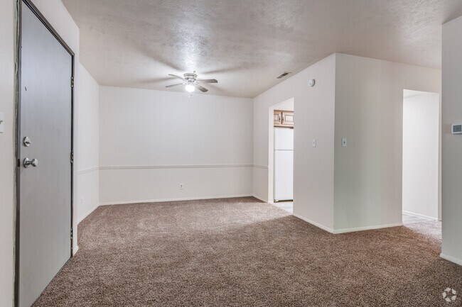 2BR, 2BA - 945 SF