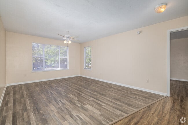 2BR, 2BA - 934SF - Living Room