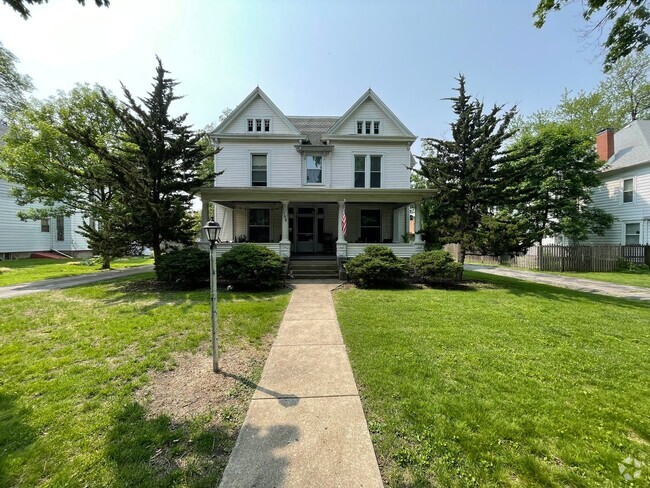 Building Photo - 1105 E Jefferson St Unit Apt #04