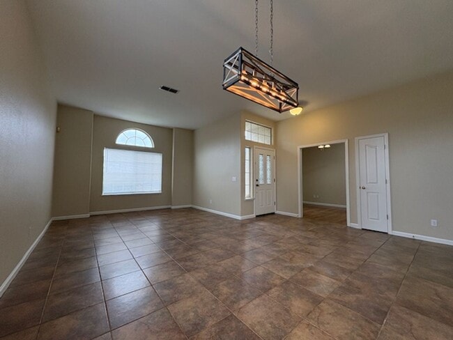 Photo - 3 bdrm + den in Woodcreek Oaks