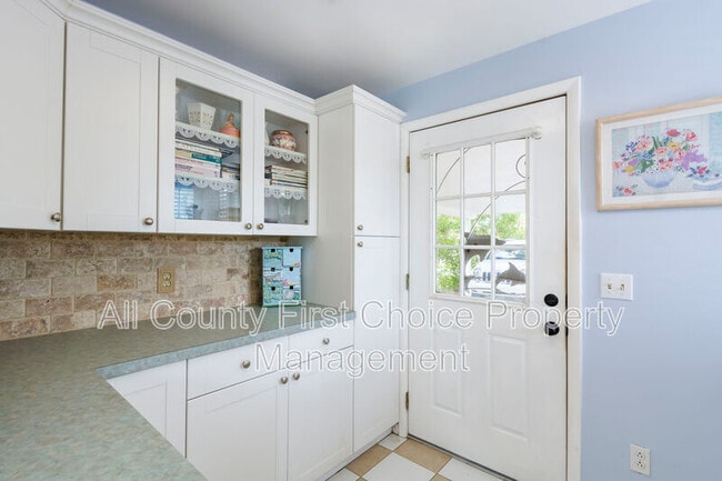 Photo - 835 49th Ave N