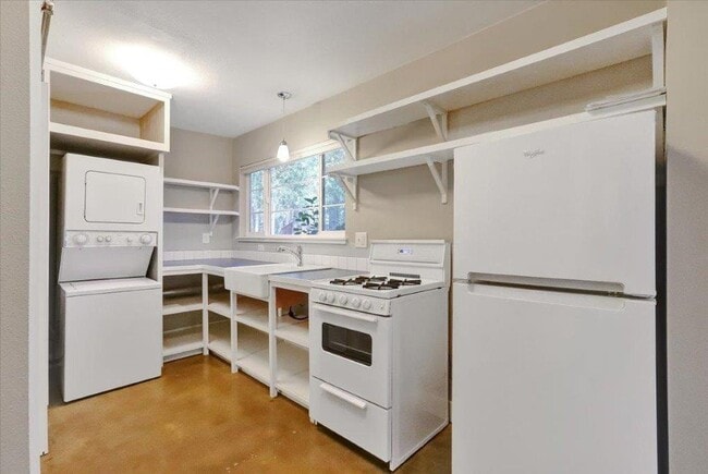 301 Woodpecker Ln