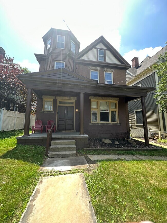 522 E Chestnut St Unit Upstairs