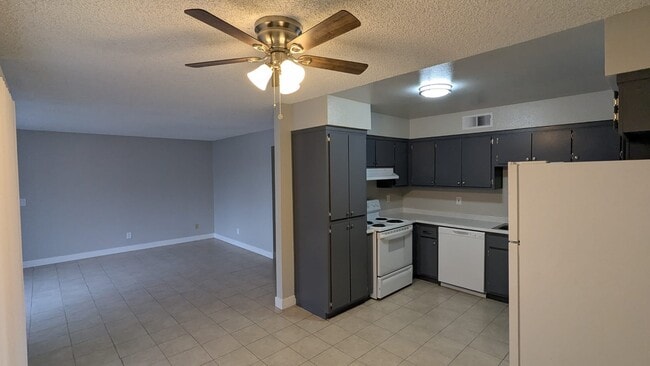 Building Photo - 815 N Peach Ave Unit 122