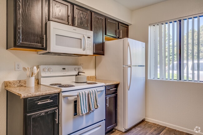 1 BR, 1 BA - 607 SF - Country Club Meadows Apartments