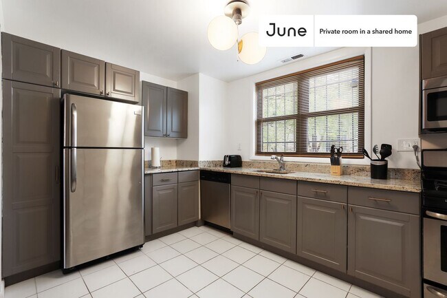 Room in Shared 5 bed/2 bath home in Logan Circle