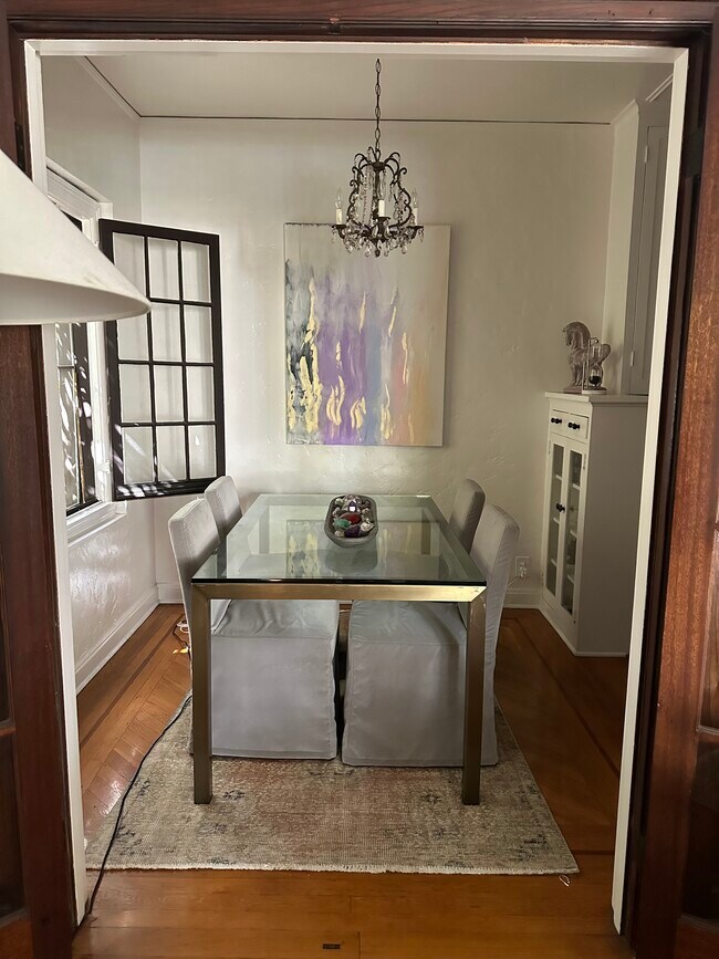 333-6 Comedor - 333 N Sycamore Ave