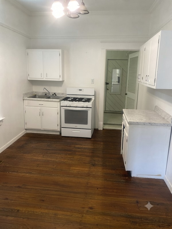 Photo - 2096 Court Ave
