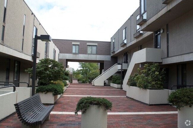 Building Photo - Cozy Three-Bedroom Condo - Coldspring New ...