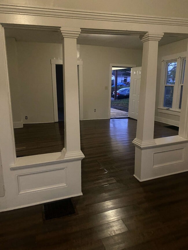 Building Photo - 2130 E Oak St