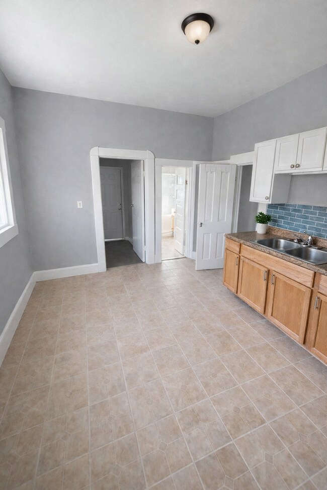 Photo - 833 W 27th St