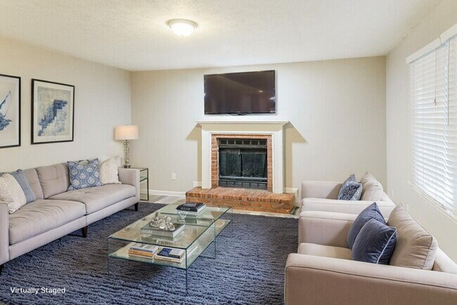 Photo - 3138 Calumet Cir NW