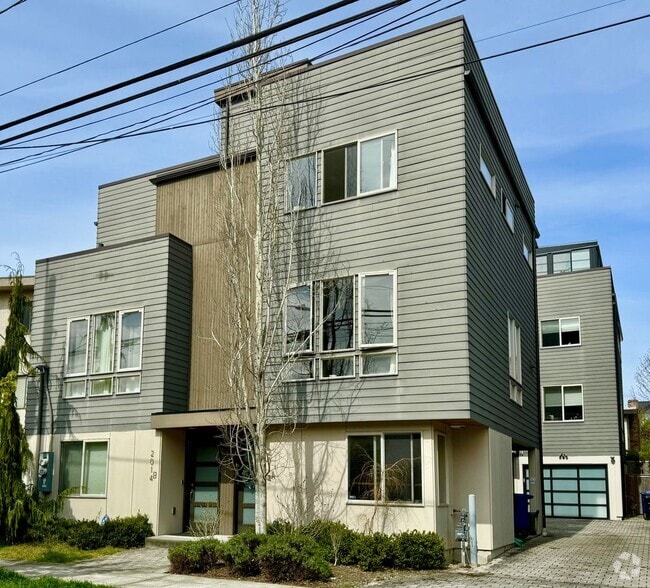 Building Photo - Ballard Townhome