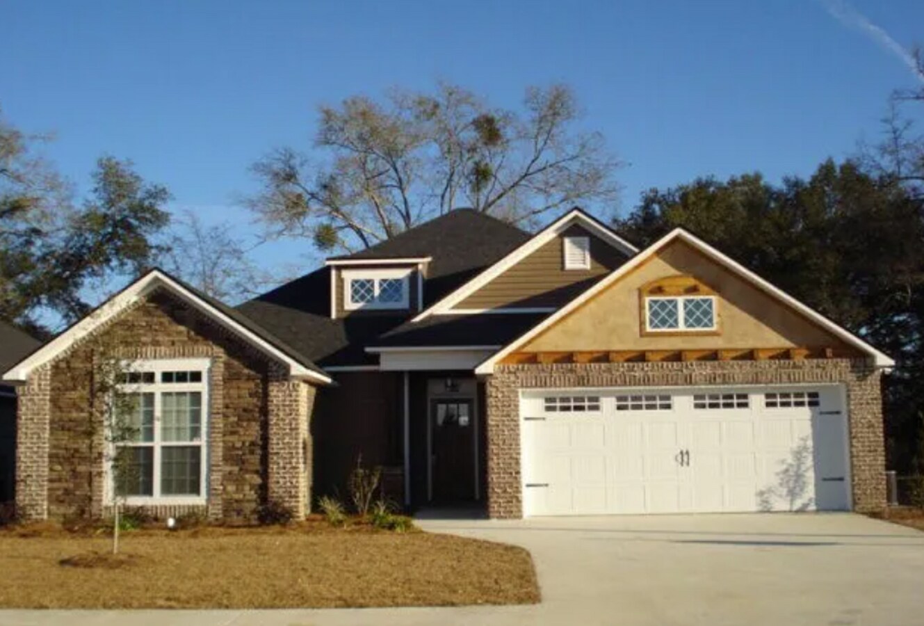 Spacious 4-Bedroom Home with Fenced Yard N... - Spacious 4-Bedroom Home with Fenced Yard N...