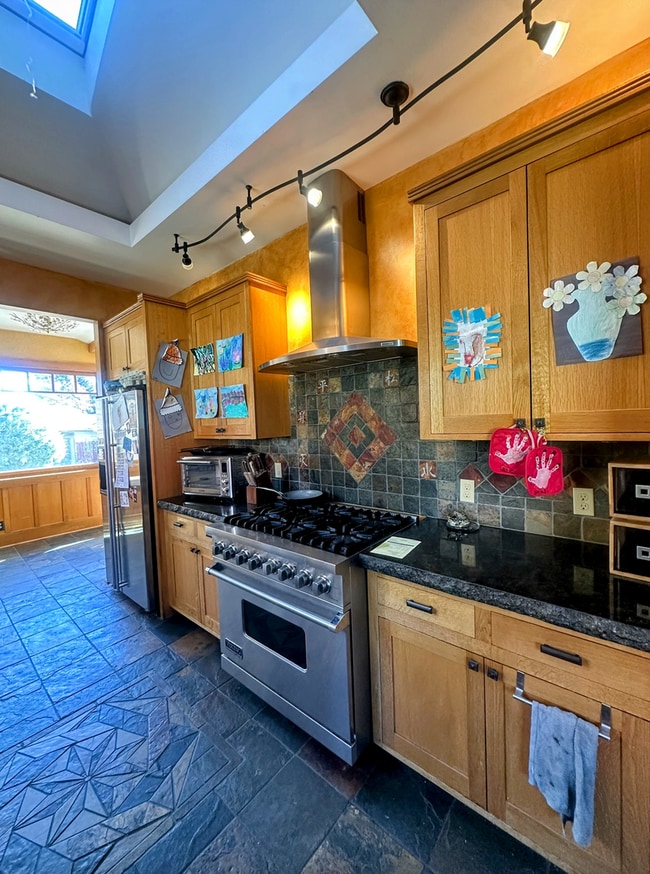 Photo - FURNISHED Short Term approved-Gorgeous 4 b...