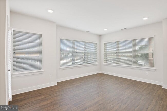 Building Photo - 2907 Bleeker St Unit 204