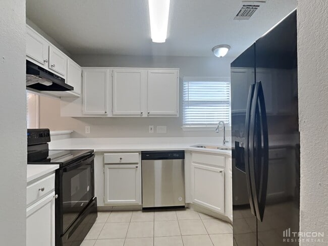 Photo - 561 Oxbow St