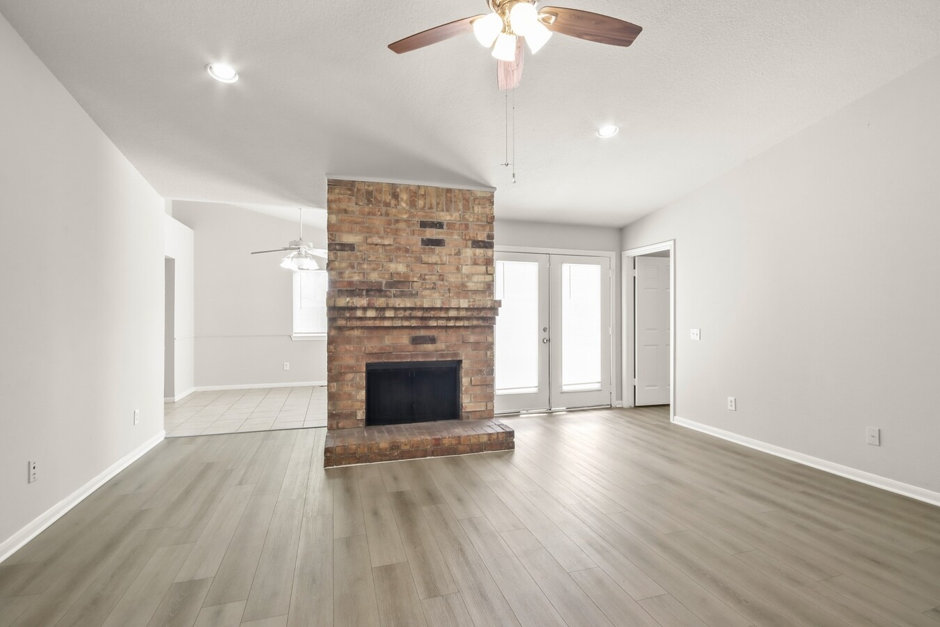 Photo - 18726 Droitwich Dr