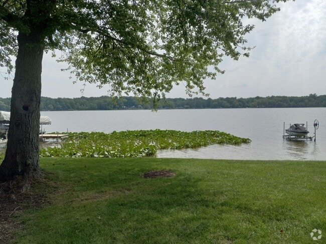 Building Photo - Cozy Cottage on Lake Van Auken in Bangor Rental