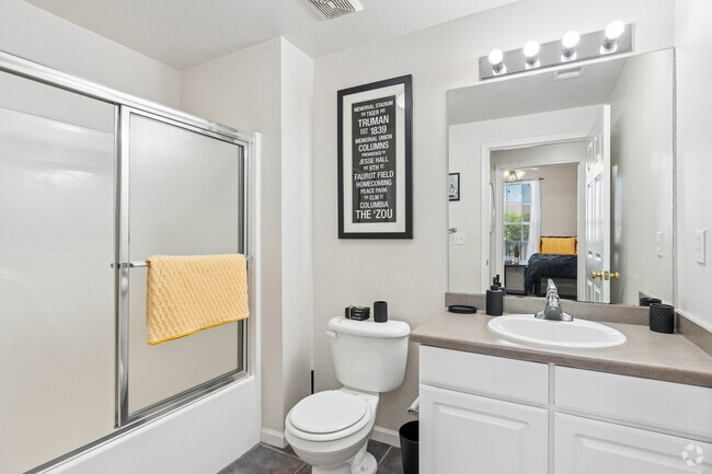 2BR, 2BA - 1,040SF - Bathroom - Grindstone at Columbia