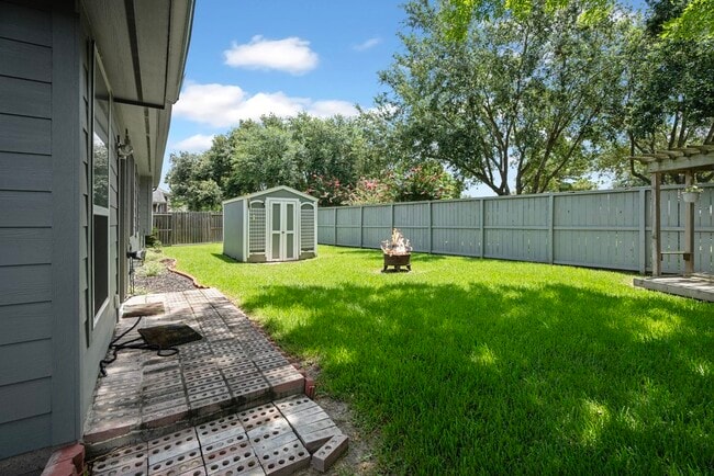 Photo - 421 Livingstone Ln