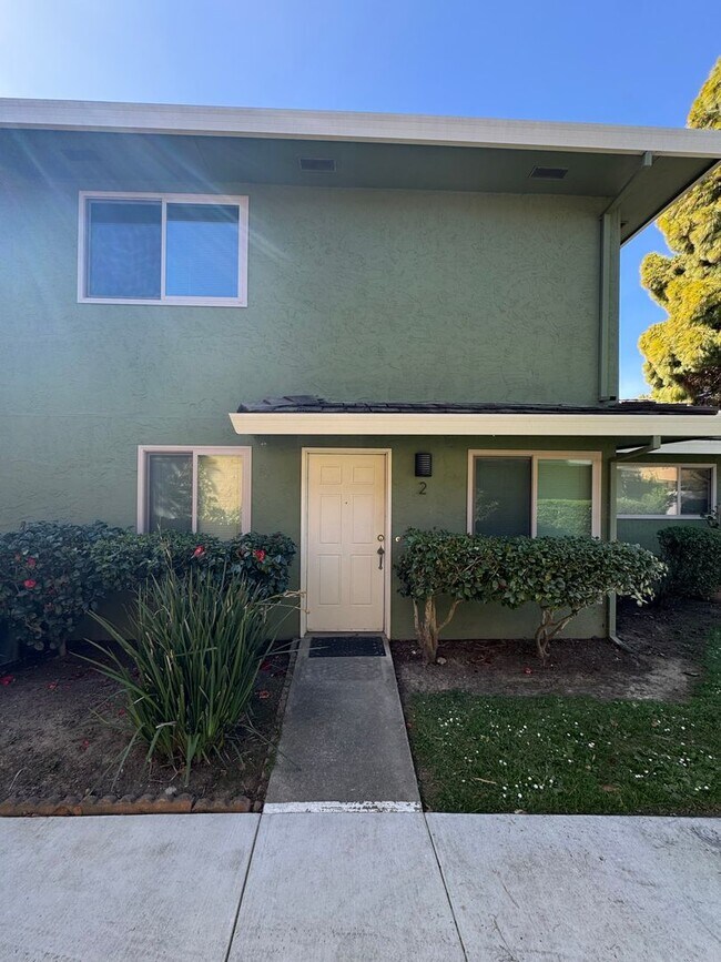 Building Photo - 2 Bedroom, 1 Bath in desirable neighborhood, Capitola Unit 2