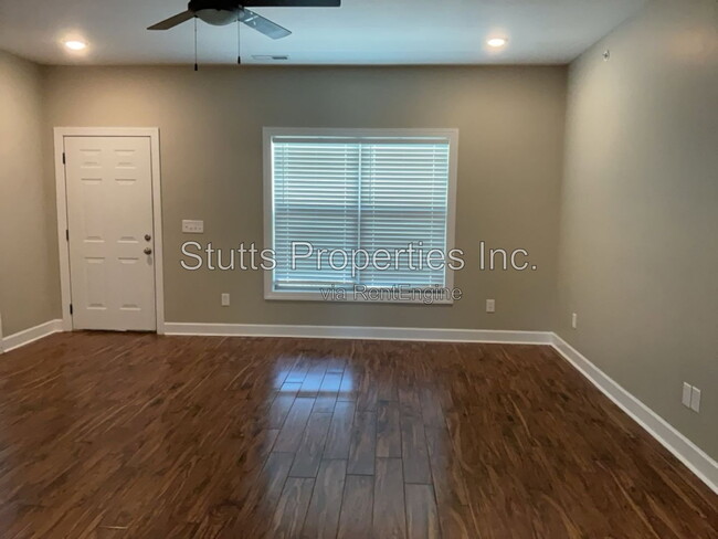 Building Photo - 145 Bruin Dr Unit 223