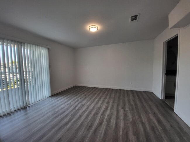 Photo - 14614 Vanowen St