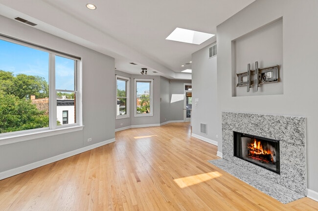 Photo - 845 W Altgeld St Unit 4A