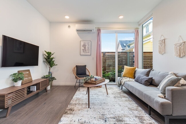 Building Photo - 1215 E Union St