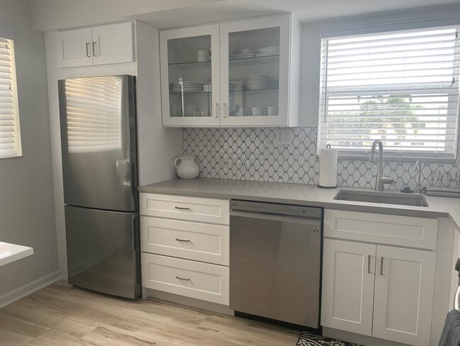 fully stocked kitchen - 21 Colonial Club Dr Unit 200