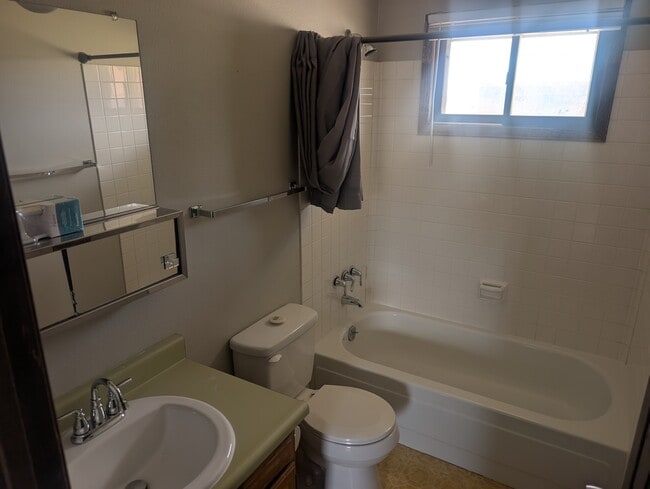 Building Photo - 330 E 9th St Rental