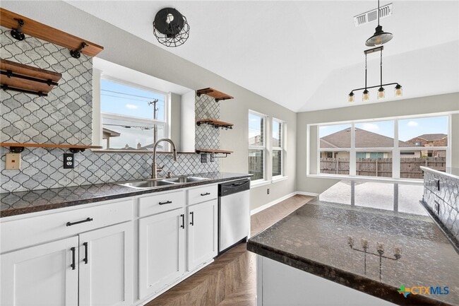 Photo - 102 W Libra Dr