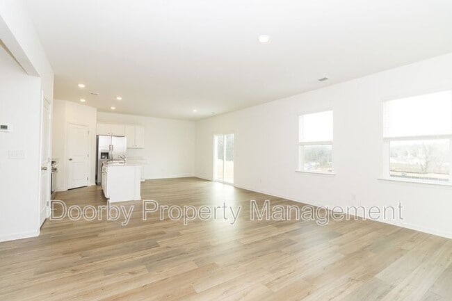 Photo - 105 Saddlebred Wy