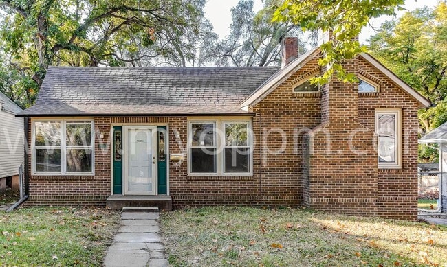 Building Photo - Beautiful 2 Bedroom / 1 Bathroom Home | Ne...