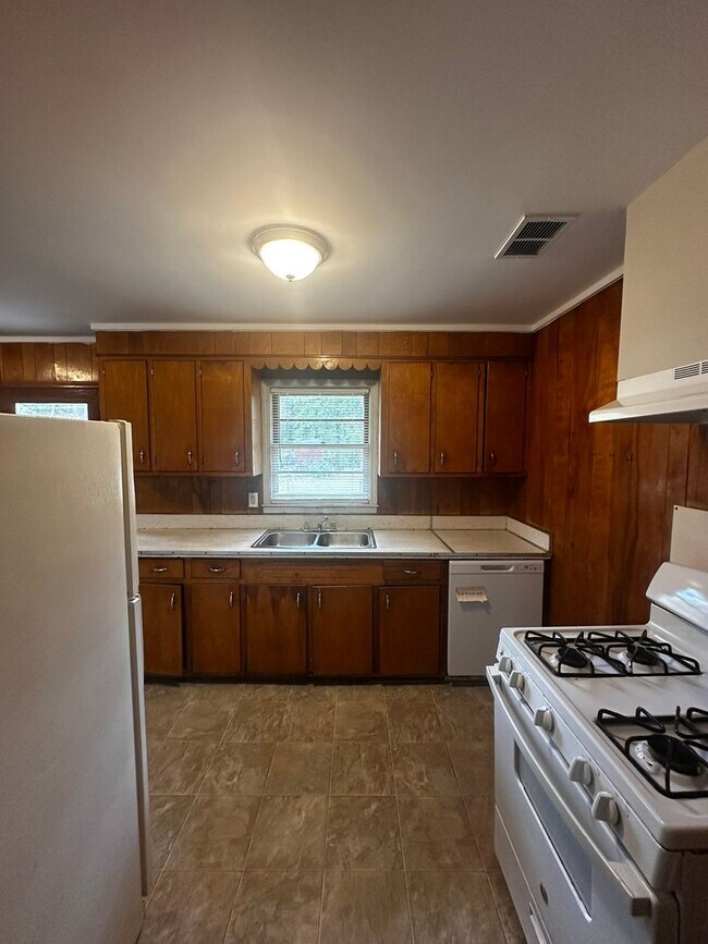 Photo - Very spacious 3bed/1bath home!