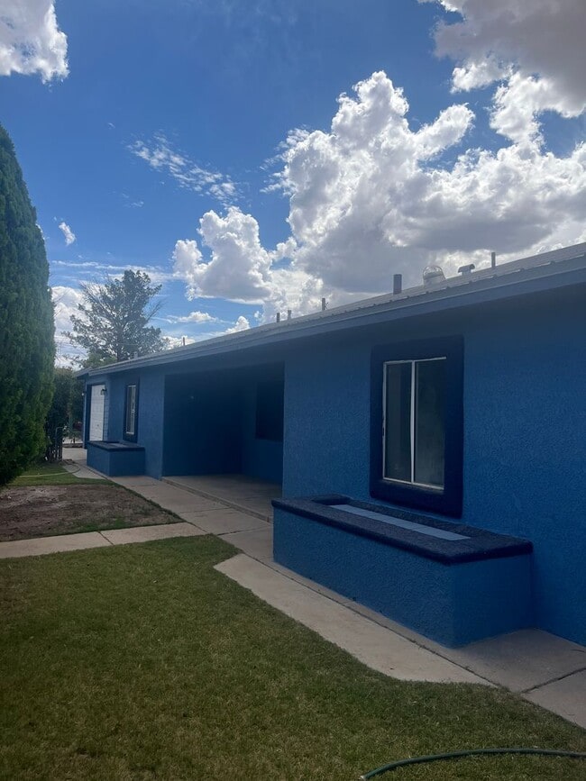 Building Photo - Charming 4 Bedroom 2 Bathroom home in the middle of Benson AZ.