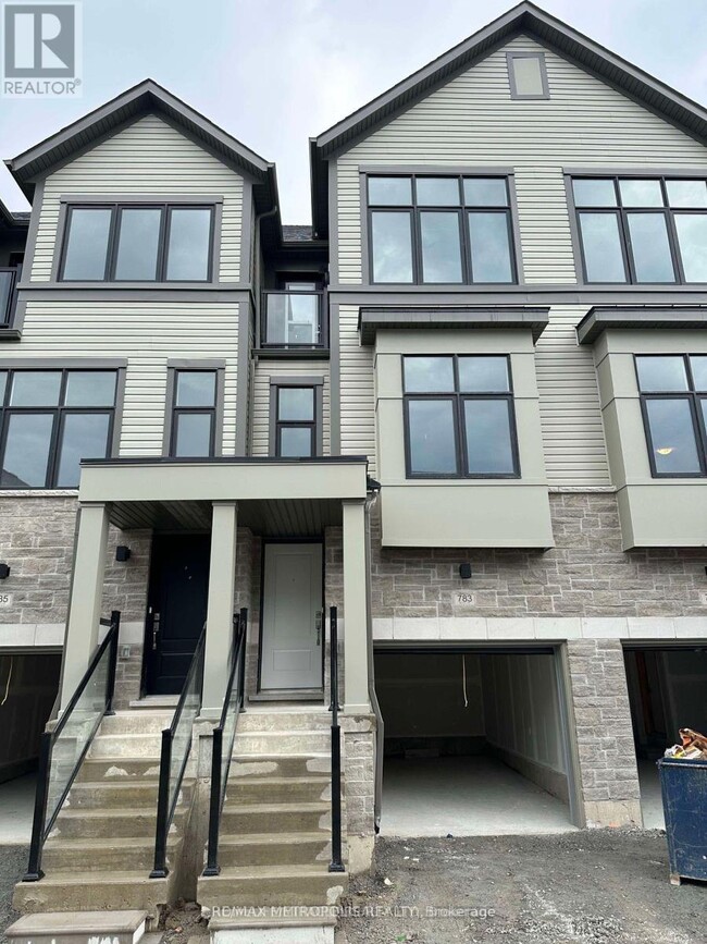 Photo - 783 Kootenay Path