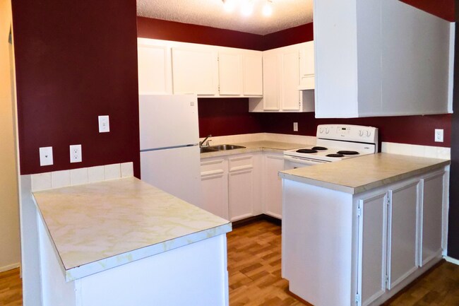 Photo - 10420-10100 100 Ave.