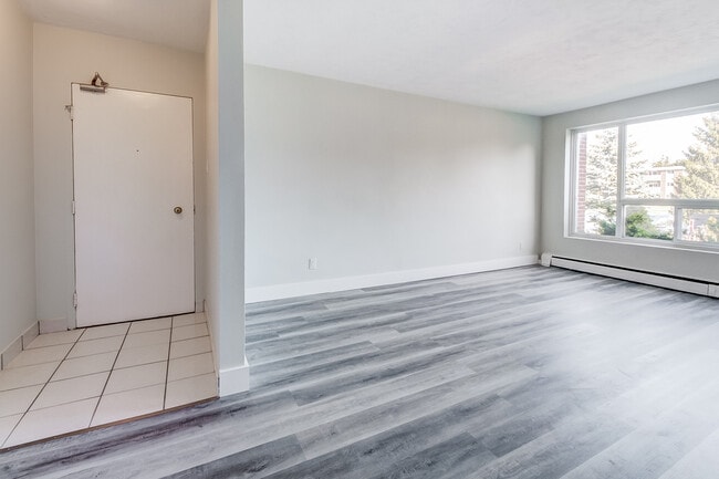 Building Photo - 602 Silverbirch Rd Unit 1
