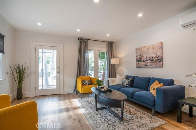 Photo - 908 Victoria Ave